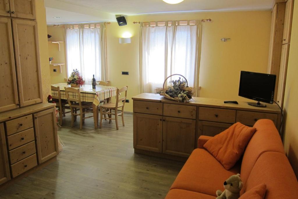 Chalet Del Sole Per Gruppi Livigno Rum bild