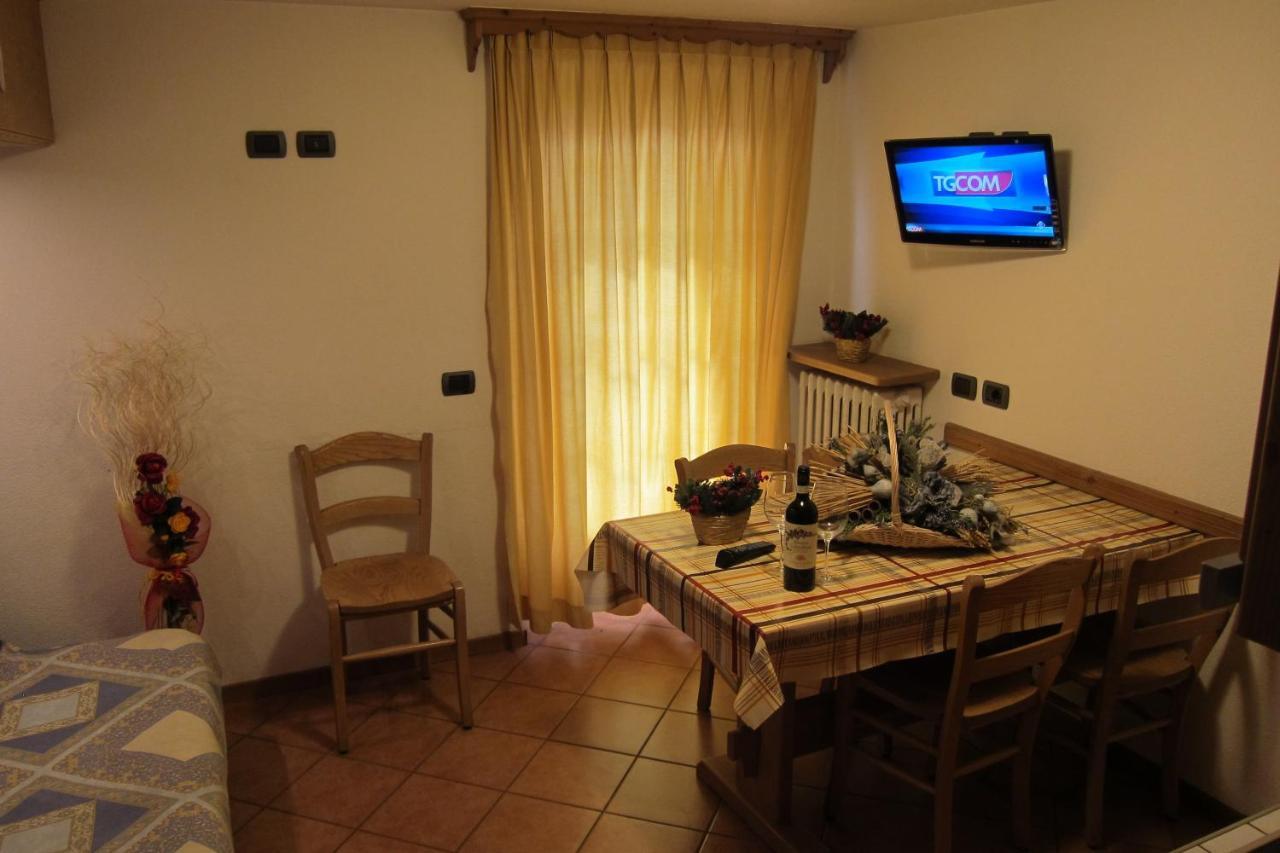 Chalet Del Sole Per Gruppi Livigno Rum bild